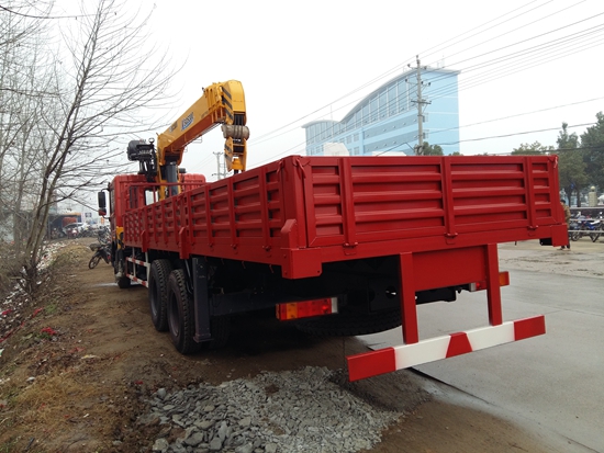 東風新款后雙橋隨車吊